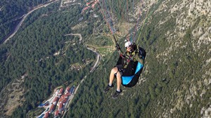 Пилот в подвеске Sky Paragliders Reverse 5 в полёте