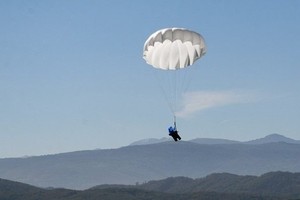 Раскрытый круглый запасной парашют Sky Paragliders SKY LITE над горами